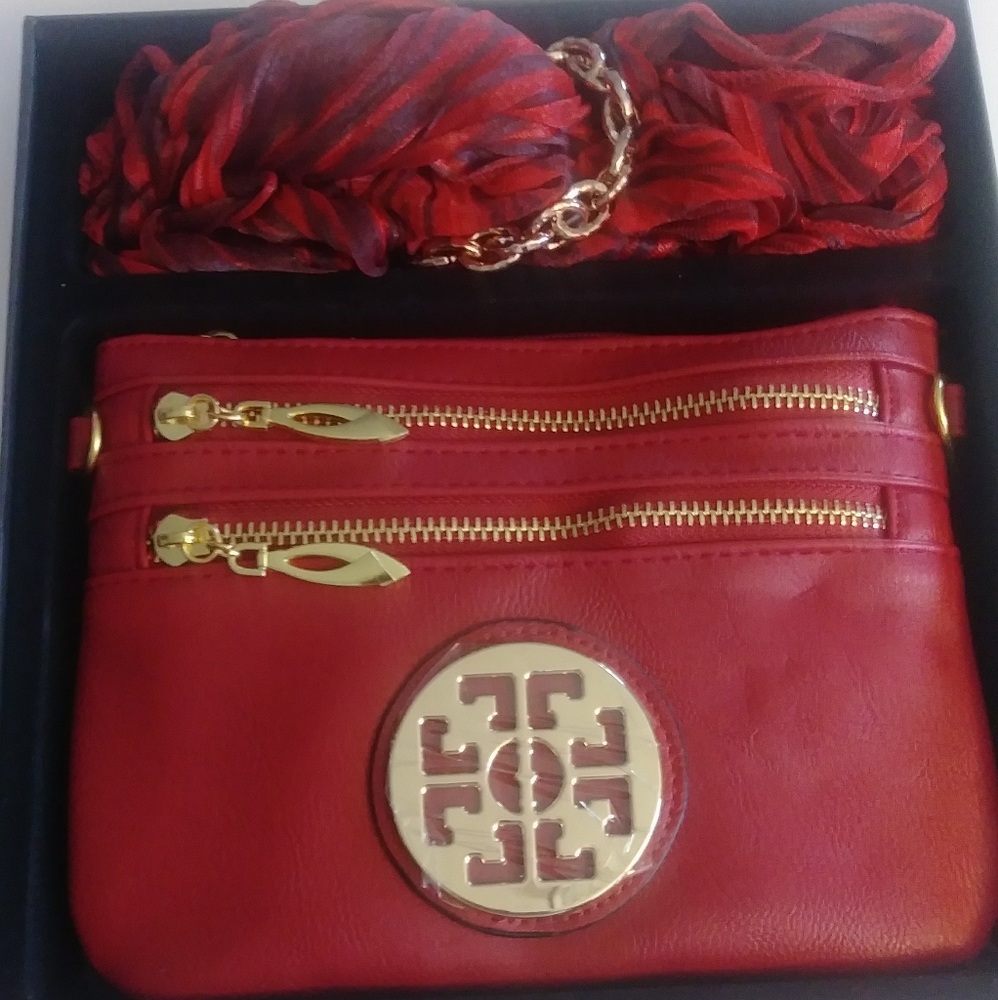 Cross body purse gift set. Comes w/scarf &bracelet